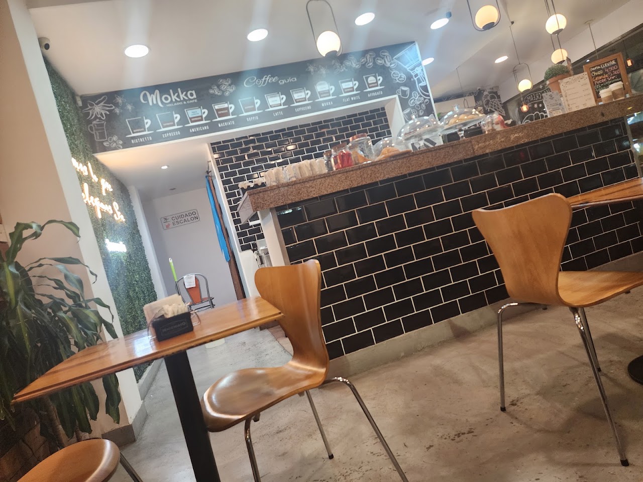 Interior y barra de café de MOKKA Helado & Café